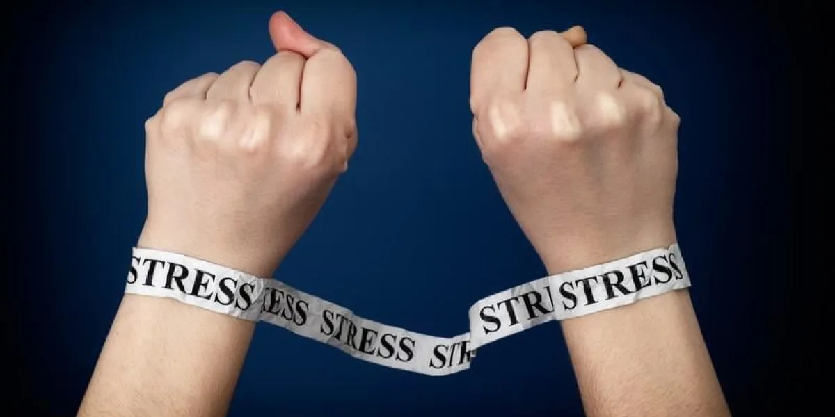 bandes de papier avec le mot stress sur les mains de la personne closeup