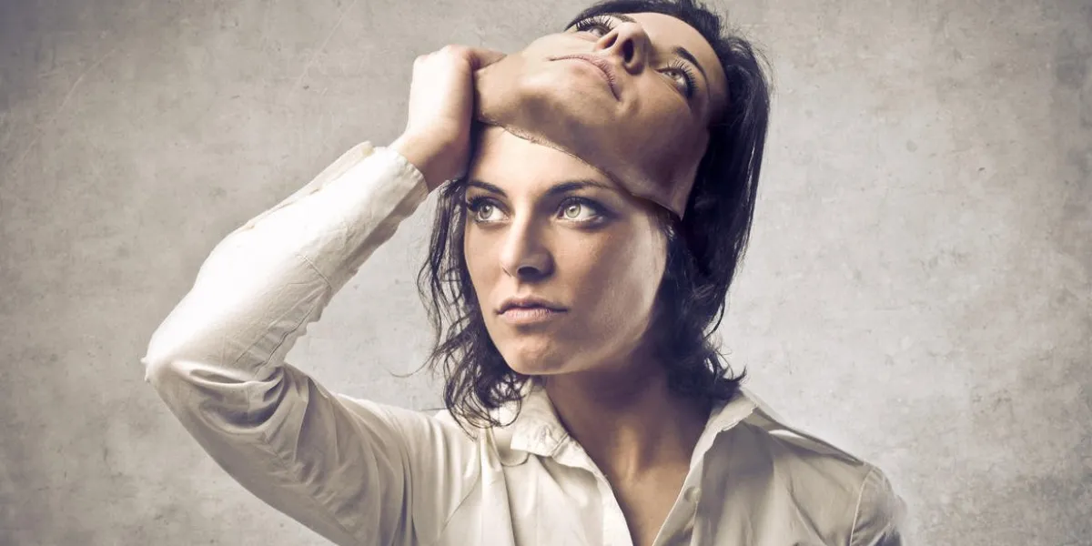 jeune femme remettant un masque d'elle-même