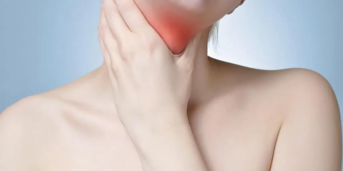 jeune femme tenant son cou douloureux