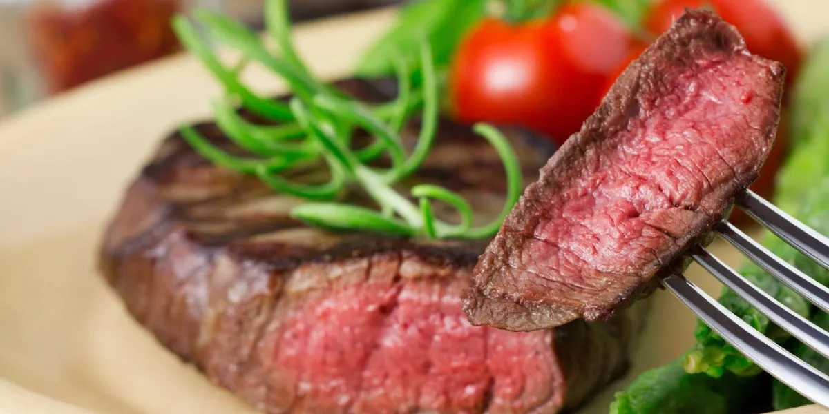 steak grillé moyen avec des asperges et des tomates sur la plaque
