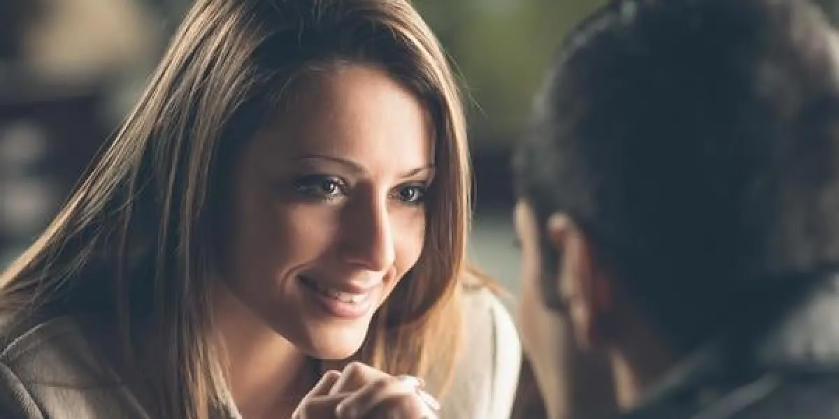 jeune couple romantique datant et flirter au bar, regarder les yeux de l'autre