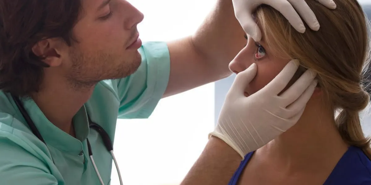 docteur, essai, jeune, femme, oeil, clinique