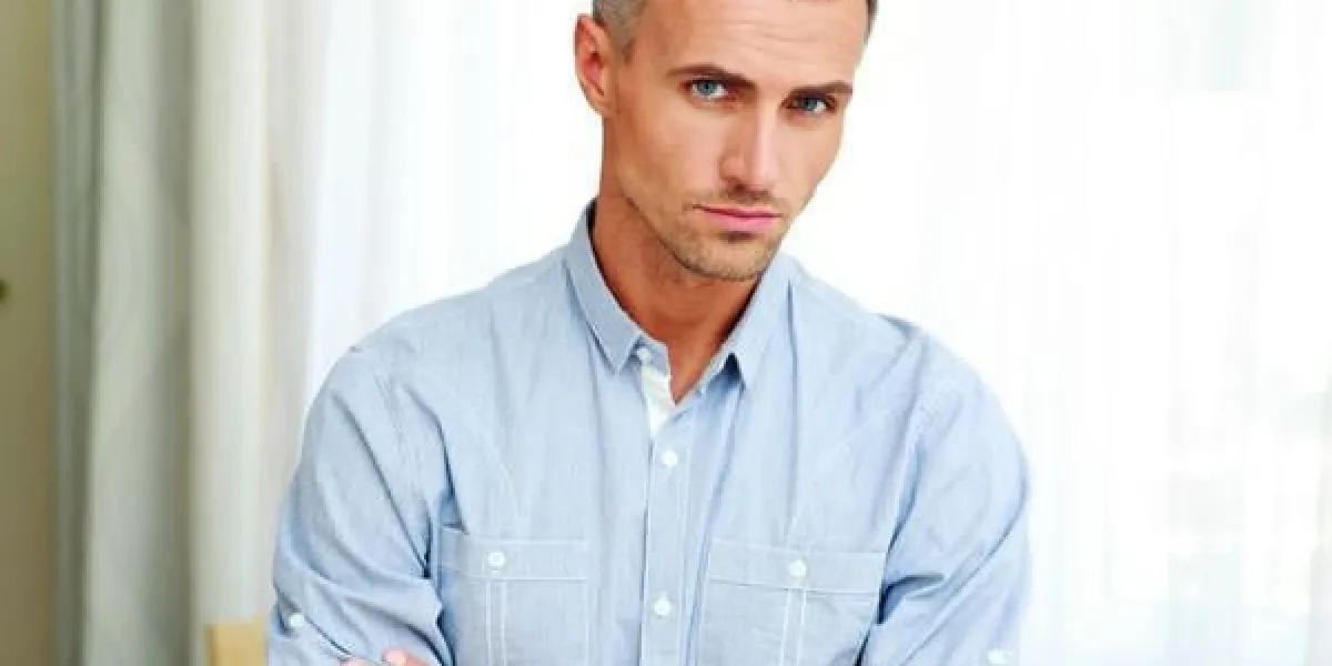 portrait d'un bel homme avec les bras croisés à la maison