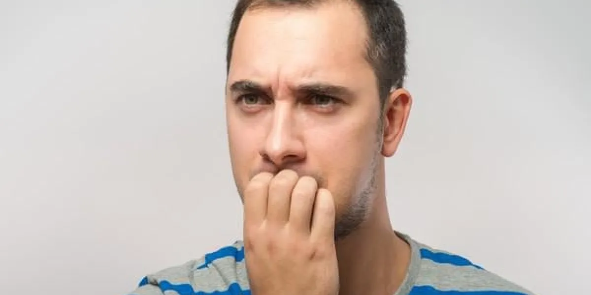 stressé mi homme d'affaires adulte se ronger les ongles