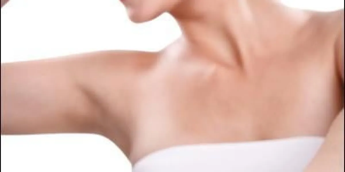 concept de régime - femme résolue refuse de manger un gâteau savoureux