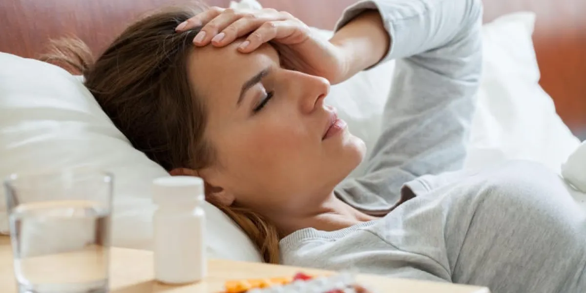 vue horizontale d'une femme souffrant de la grippe