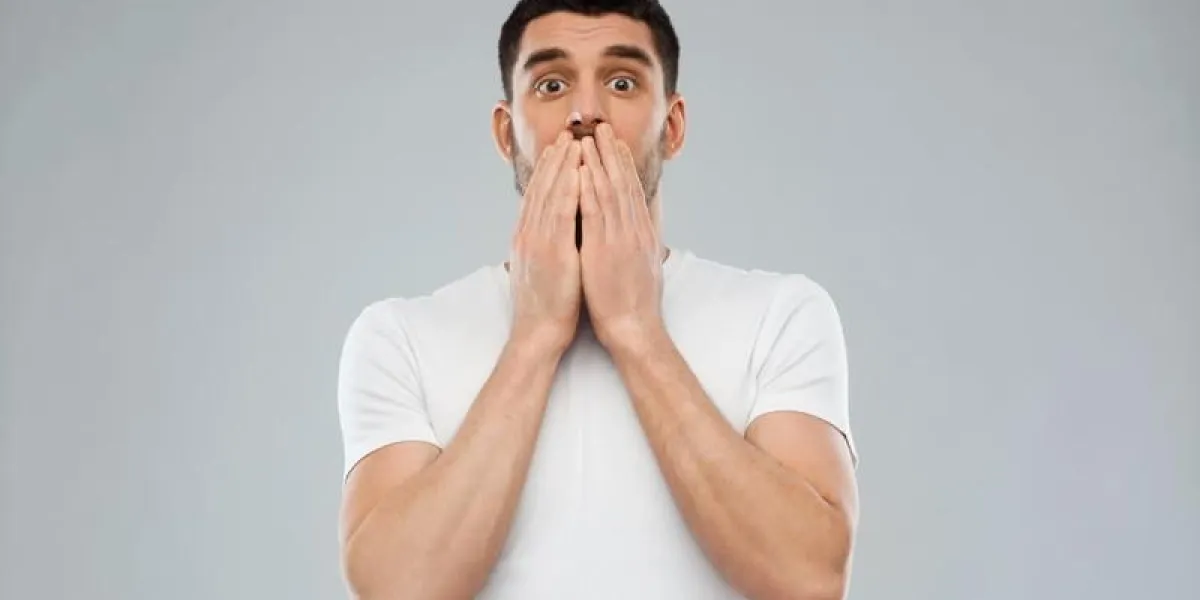 concept d'émotion, de publicité et de personnes - homme effrayé en t-shirt blanc sur fond gris