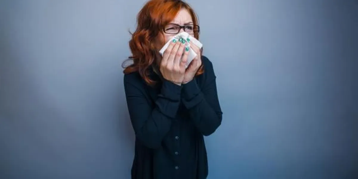 femme d'apparence européenne de 30 ans est malade, mouchoir