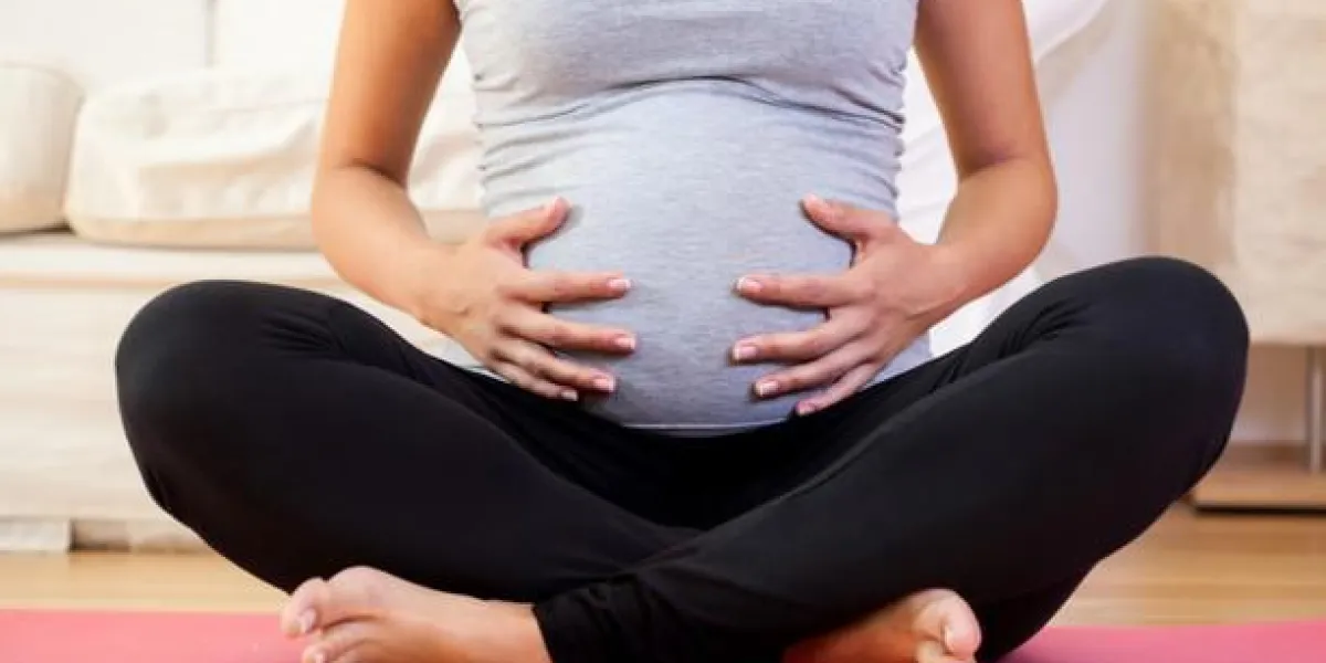 gros plan, de, femme enceinte, séance, jambes croisées, sur, exerciseur