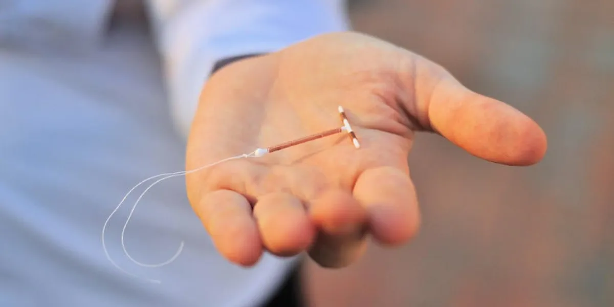 tenant un dispositif de bobine de cuivre de commande de naissance d'iud dans la main, utilisé pour la contraception