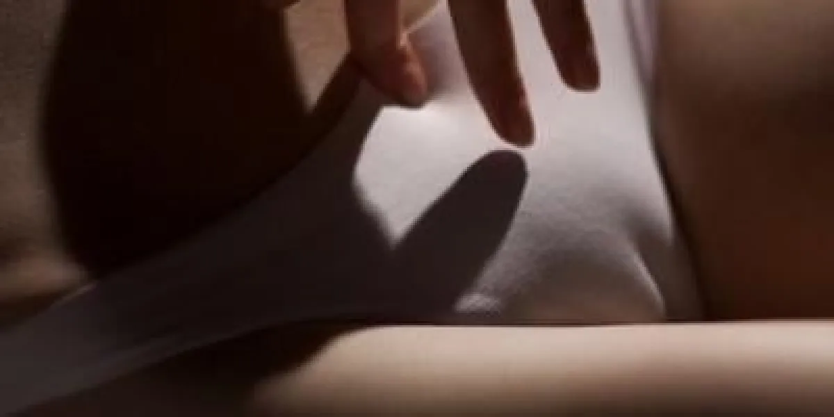 doigts de la femme touchant la lingerie sur son aine
