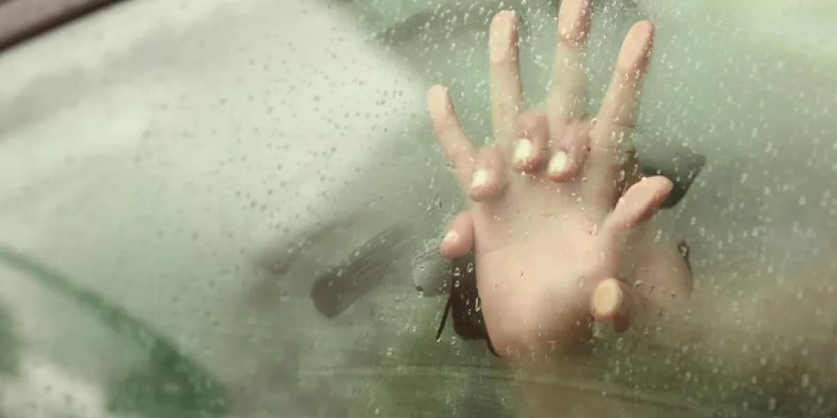 couple tenant des mains ayant des rapports sexuels dans une voiture avec une fenêtre torride