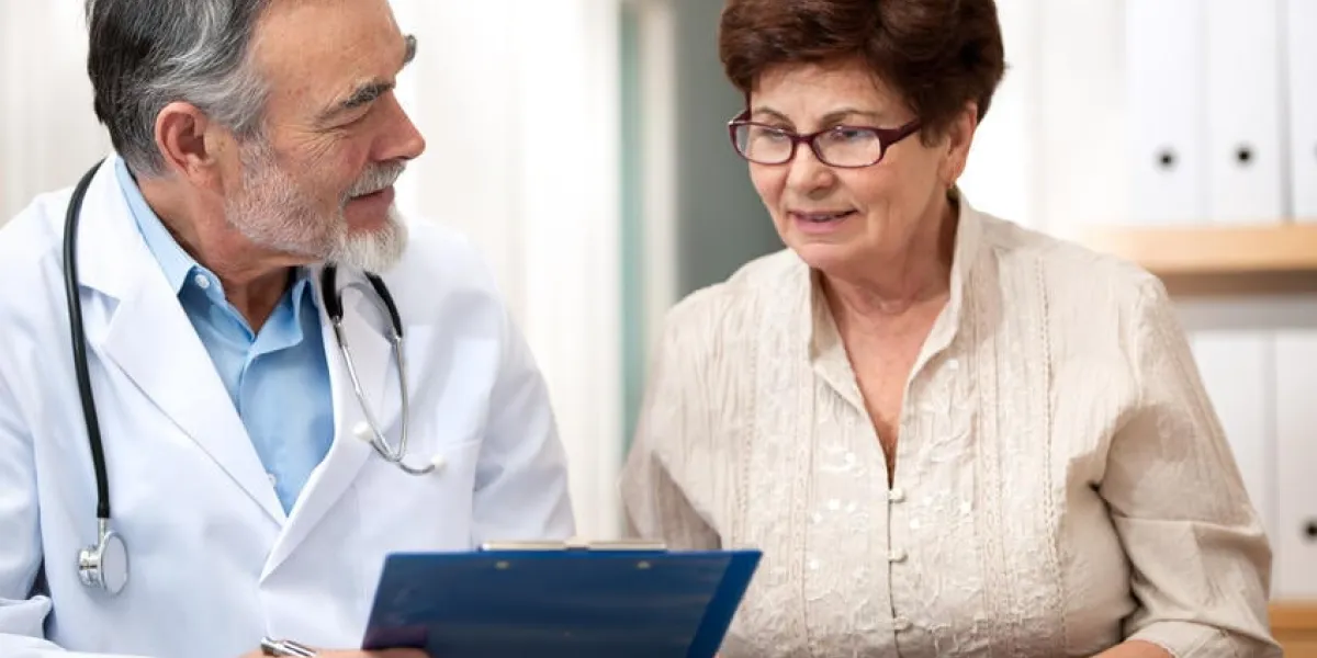docteur, discuter, traitement, à, élevé, femme, patient
