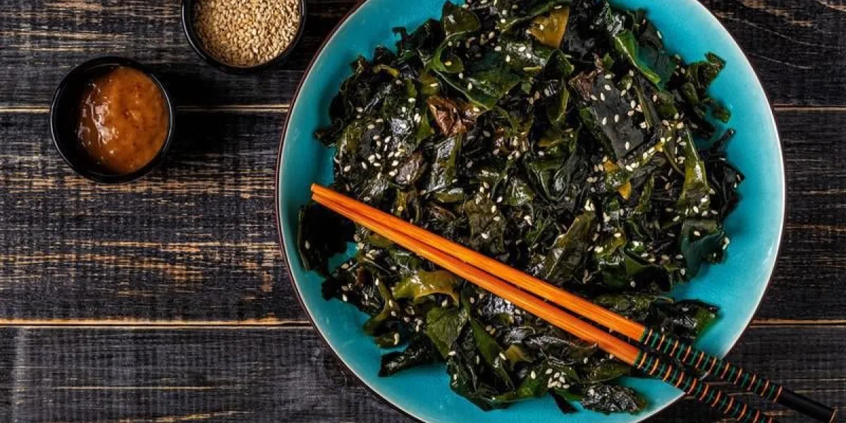 salade wakame, algues crues, cuisine japonaise, vue de dessus
