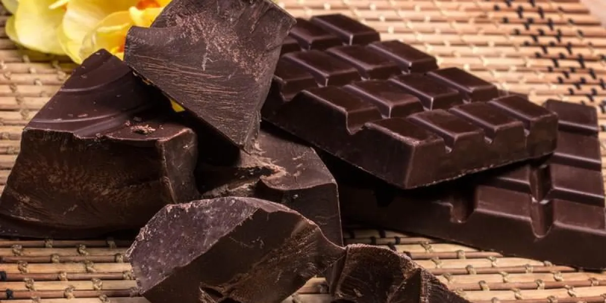 chocolat noir avec une fleur sur un tapis