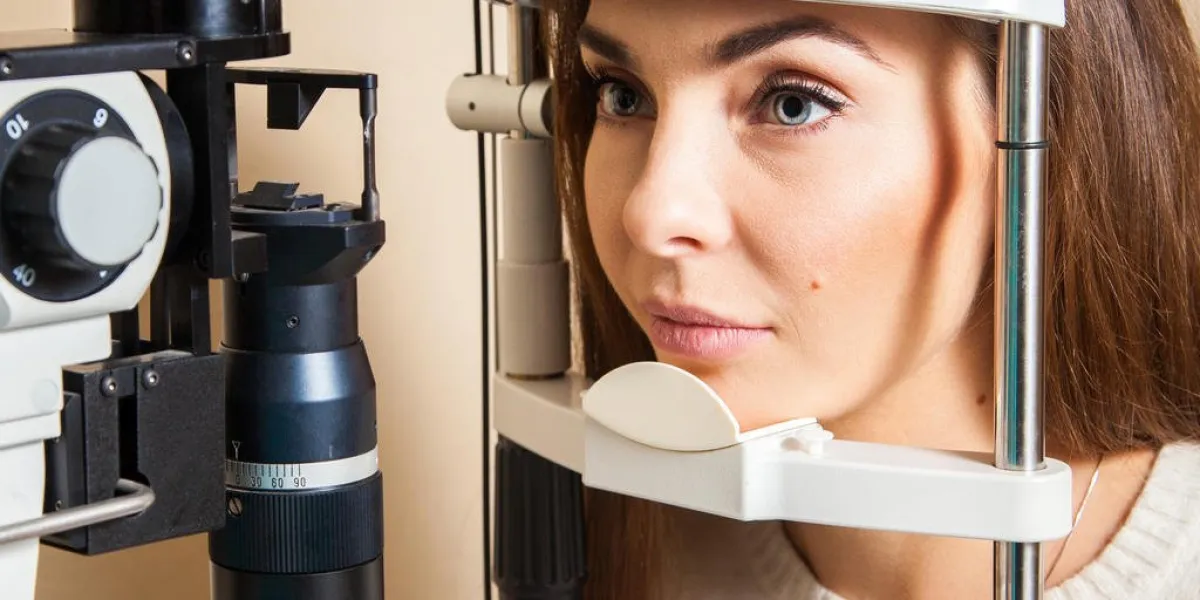 jeune femme fait subir un examen de la vue par un ophtalmologiste ophtalmologiste médical, santé, concept d'ophtalmologie