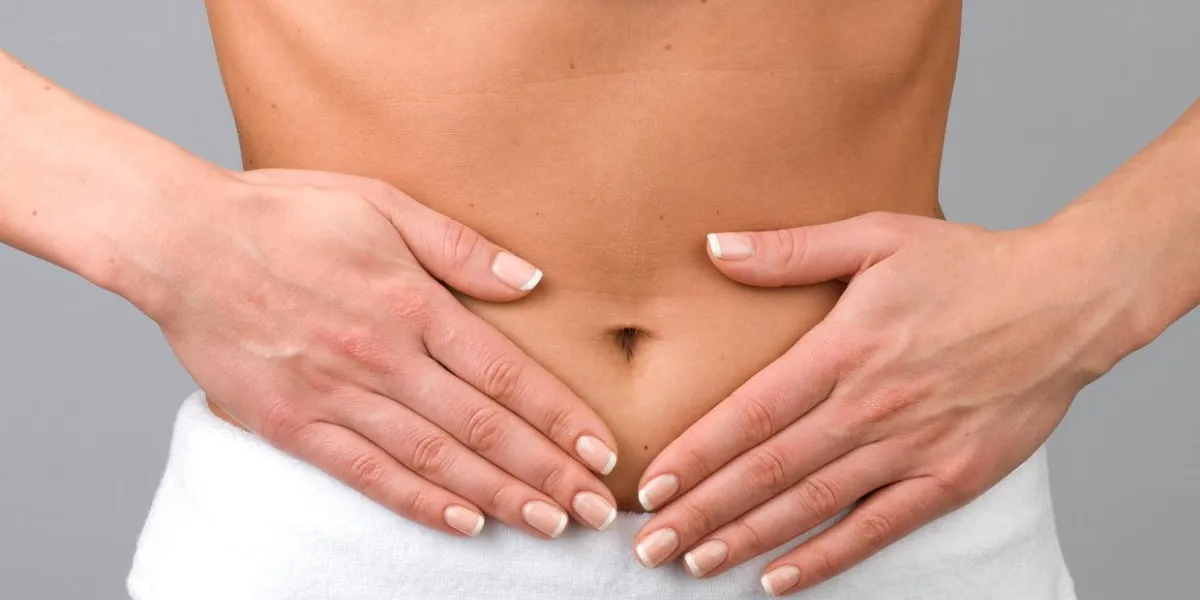 gros plan sur l'estomac de la femme dans la douleur