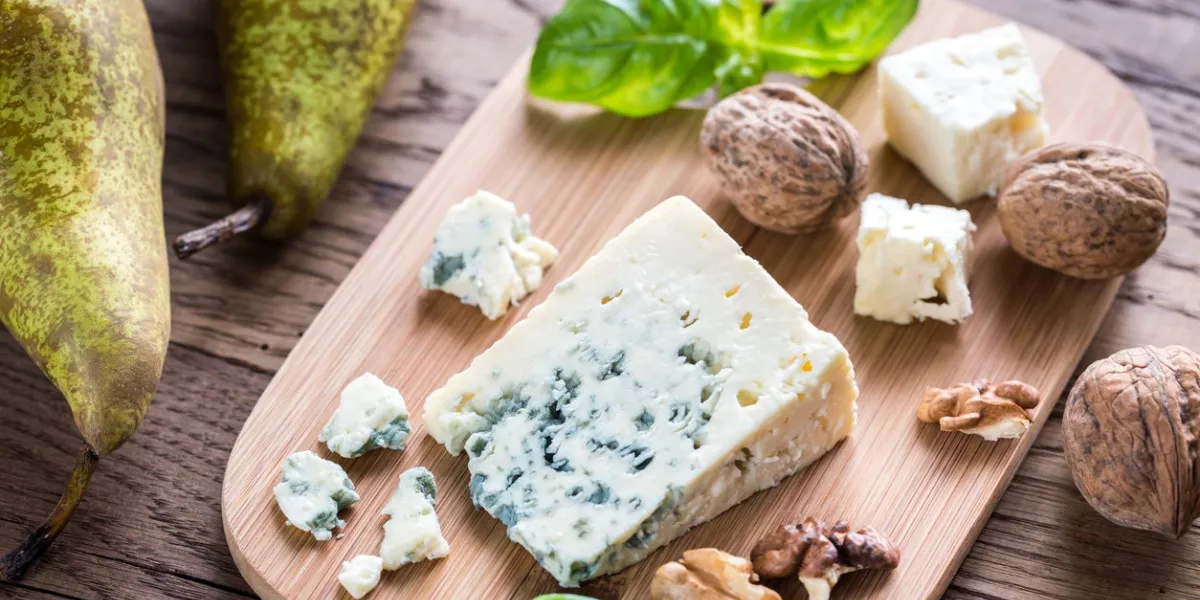 blue cheese with walnuts and pears