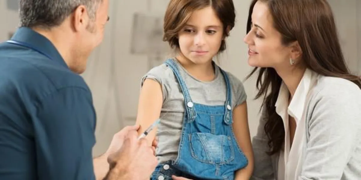 gros plan d'un médecin donnant l'injection à son petit patient