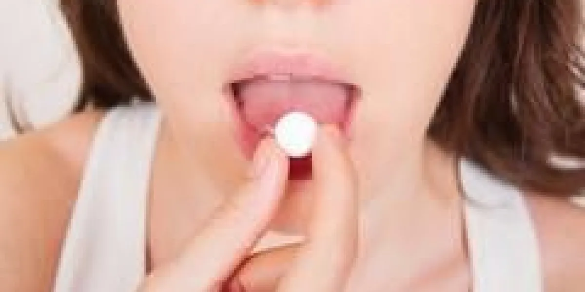 jeune femme prenant des pilules