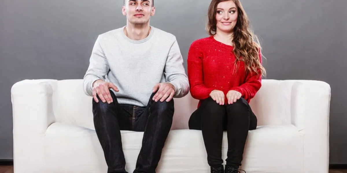 femme timide et un homme assis sur un canapé canapé à côté de l'autre premier rendez-vous fille attrayante et un beau gars réunion datant et essayant de parler