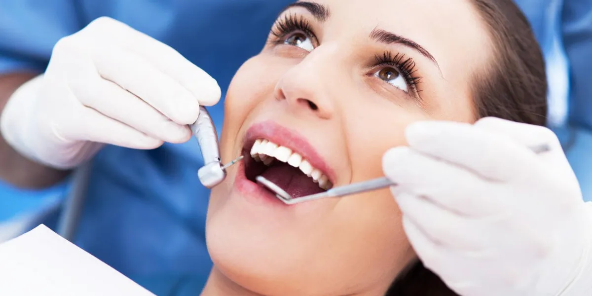 femme ayant des dents examinées chez les dentistes