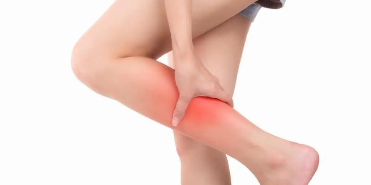 femme avec veau, sensation de douleur sur fond blanc