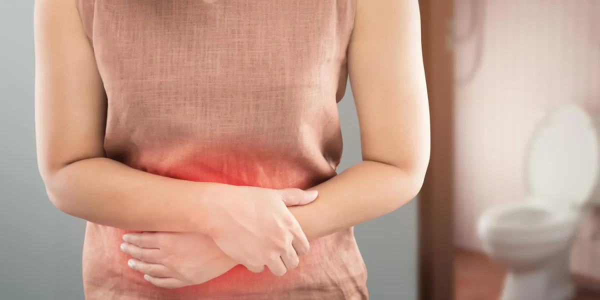 la femme se réveiller pour aller aux toilettes avec le concept de problème de diarrhée