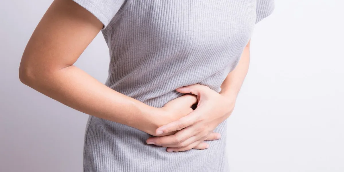 femme asiatique ayant des maux de ventre