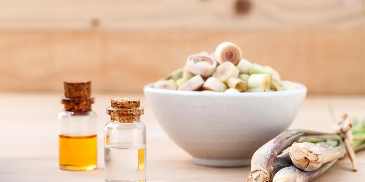 huile essentielle de lemongrass ingrédients naturels de spa avec des brûleurs d'aromathérapie sur fond en bois