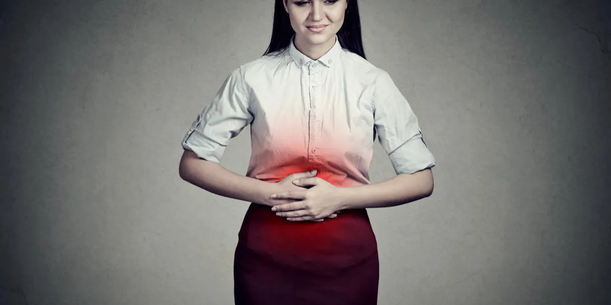 jeune femme avec les mains sur le ventre ayant mal douleurs