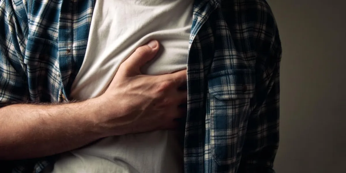 jeune homme adulte souffrant de graves chagrins d'amour