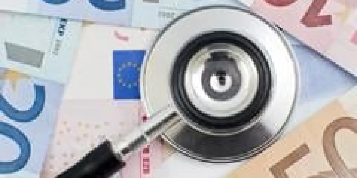 concept de soins de santé coûteux avec des pièces de monnaie, des notes et un stéthoscope