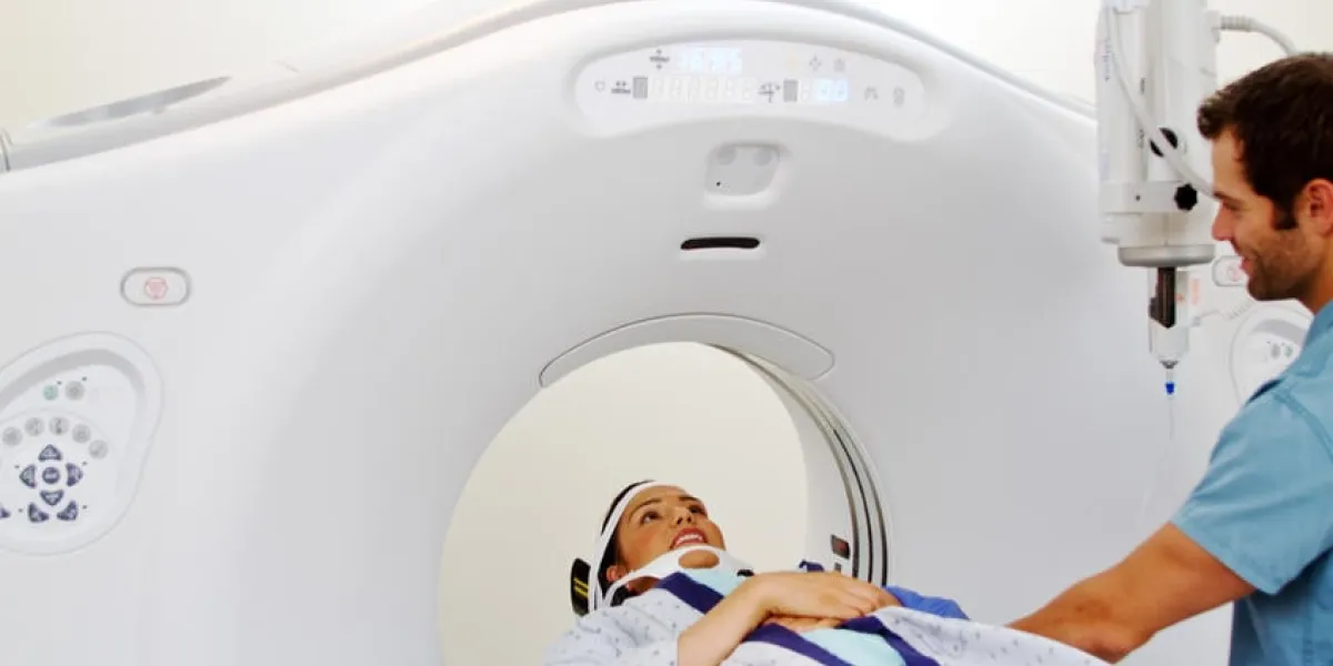 technicien assistant le patient pendant le balayage du chat