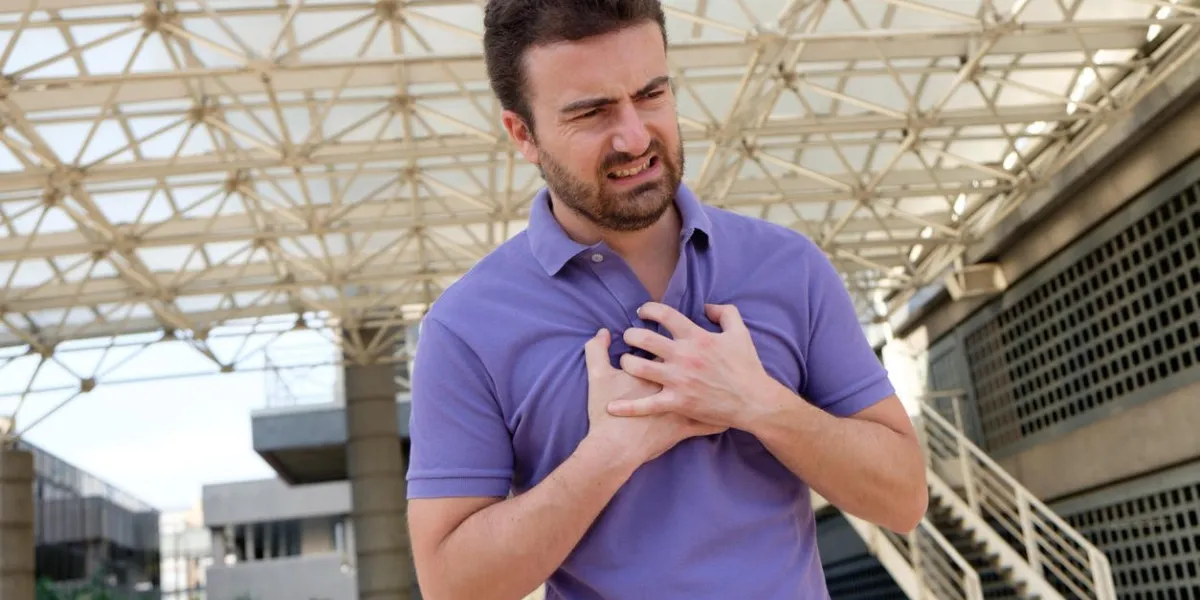 homme souffrant d'une crise cardiaque soudaine