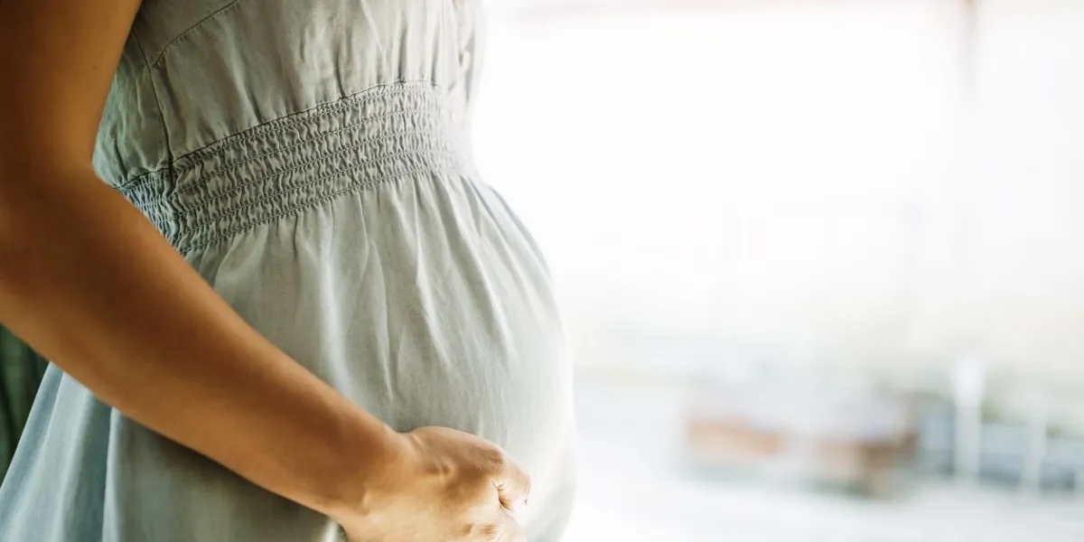 belle femme enceinte tenant le ventre