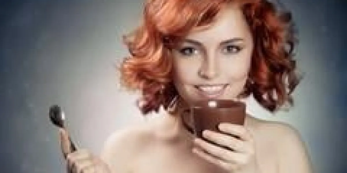 jeune jolie femme buvant du café