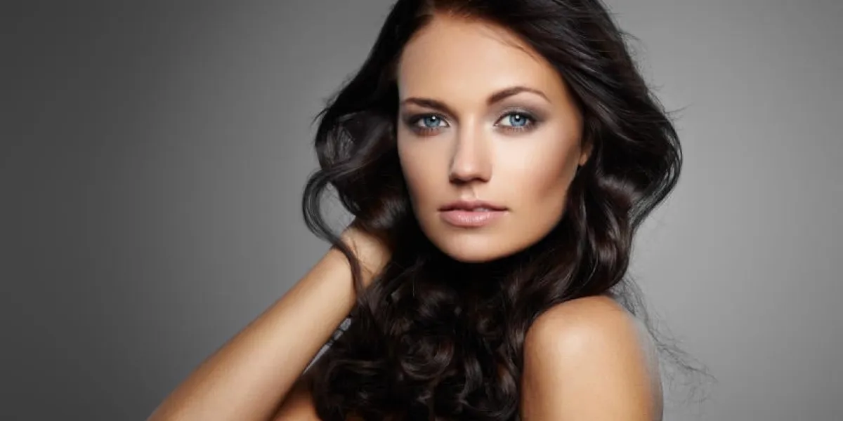 portrait de beau modèle féminin sur fond gris