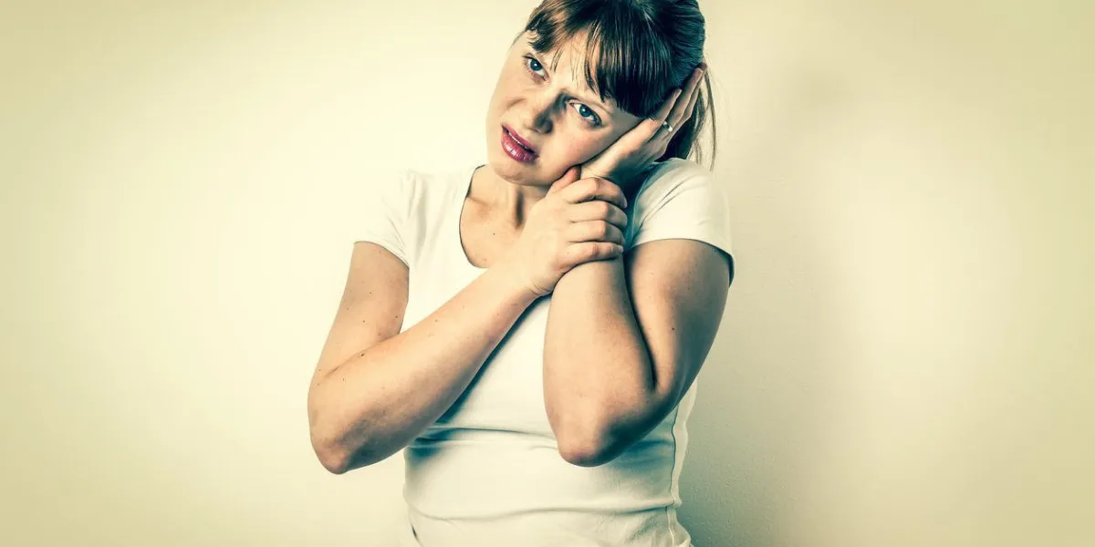 femme avec mal d'oreille tient son oreille douloureuse - isolé sur fond blanc