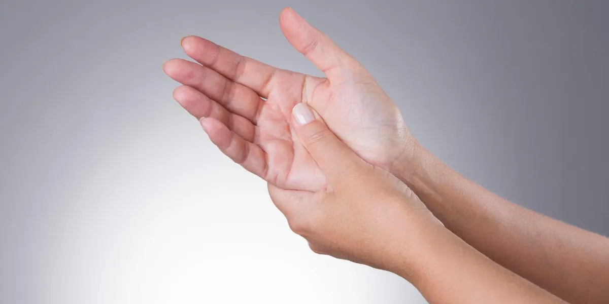 douleur dans les articulations des mains sur un fond gris syndrome du canal carpien soins des mains masculines