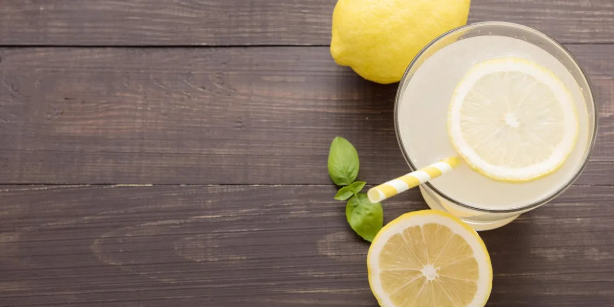 limonade avec du citron frais tranche sur fond en bois