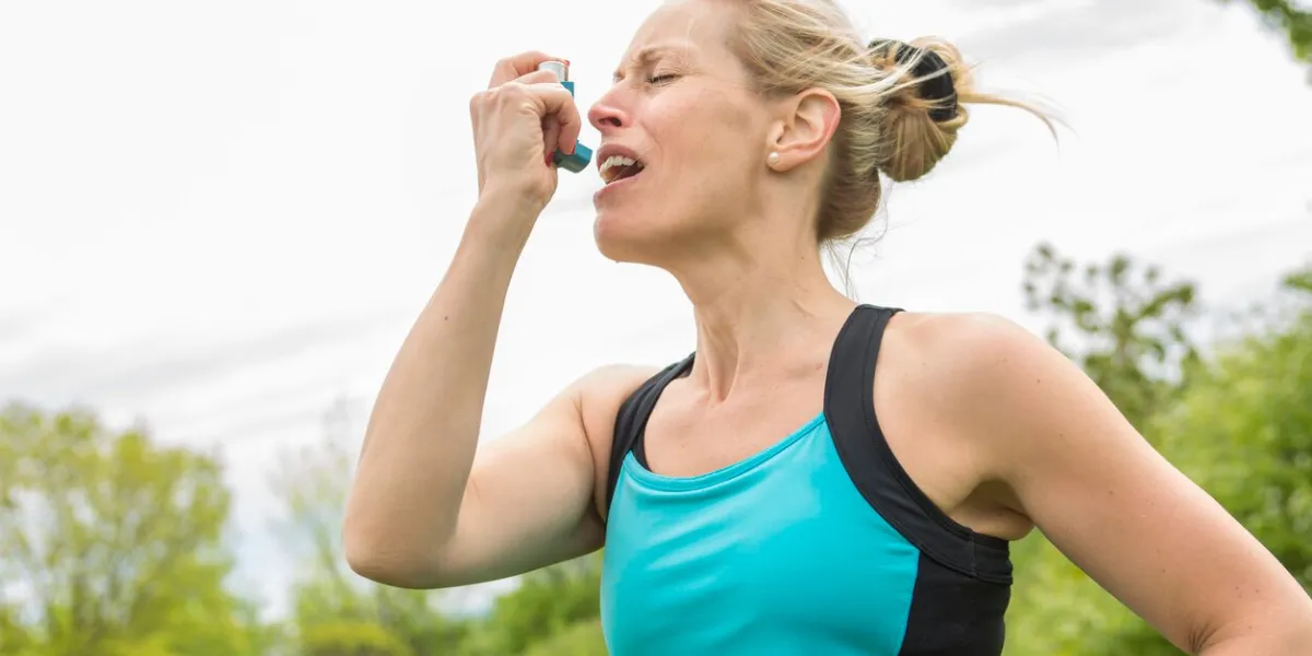 a woman who have a asthme crisis outside