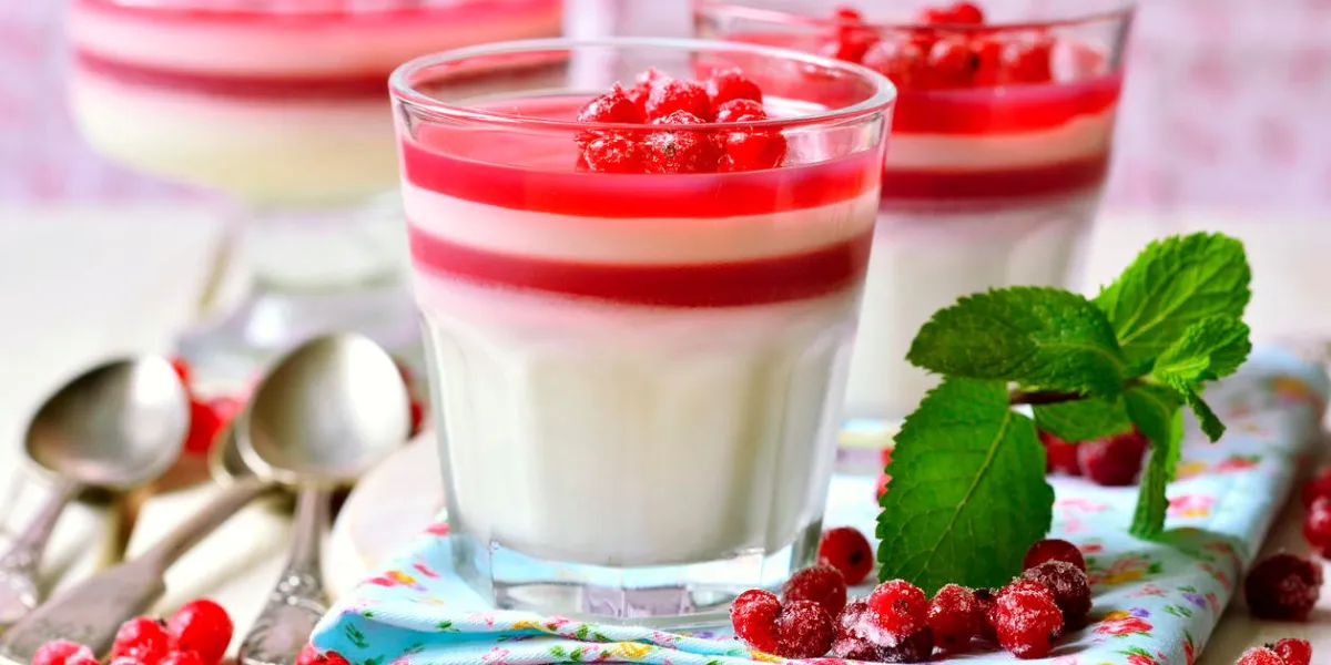 crème panna cotta à la gelée de groseille dans un verre