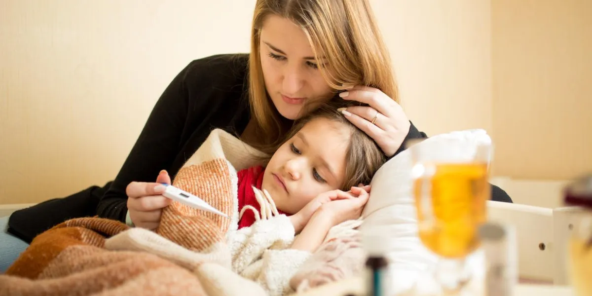 jeune mère, vérification, température, de, malade, fille, reposer lit