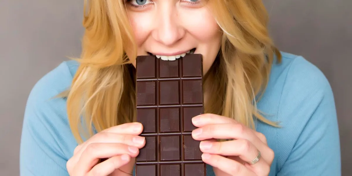 portrait de jeune femme séduisante, manger du chocolat