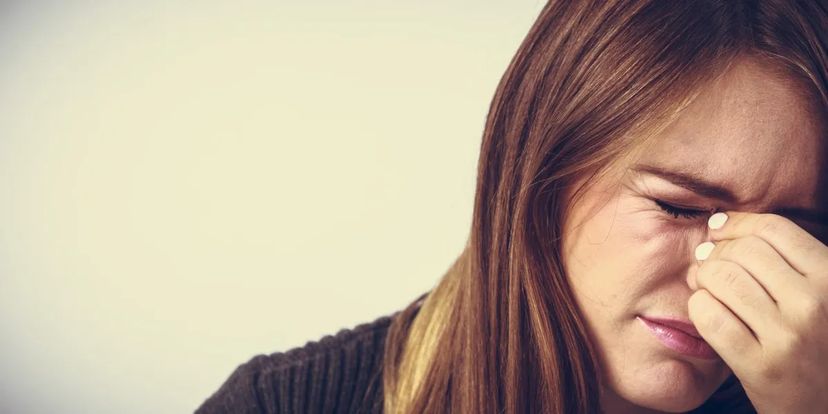 mal des sinus causant des maux de tête très douloureux femme malsaine dans la douleur forte forte mal