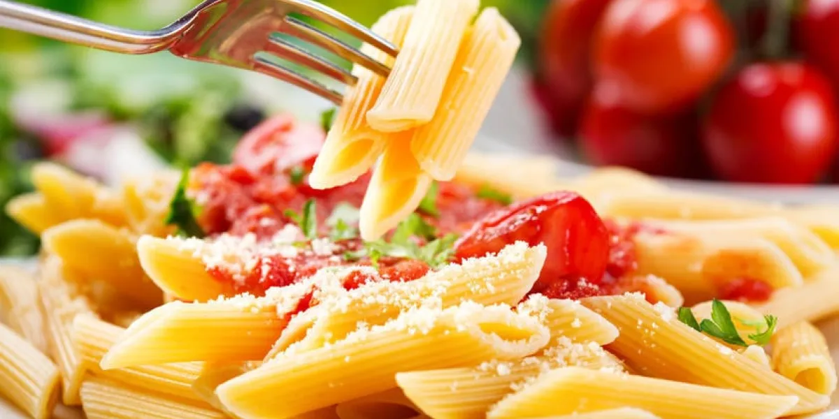 assiette de penne à la sauce tomate