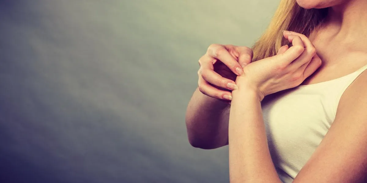 dermatologie, allergie et problème de santé jeune femme gratter son poignet démangeaison avec une éruption allergique