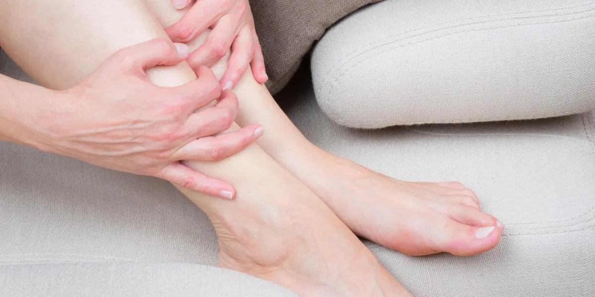 bouchent la vue des jambes de la femme fatiguée sur le canapé