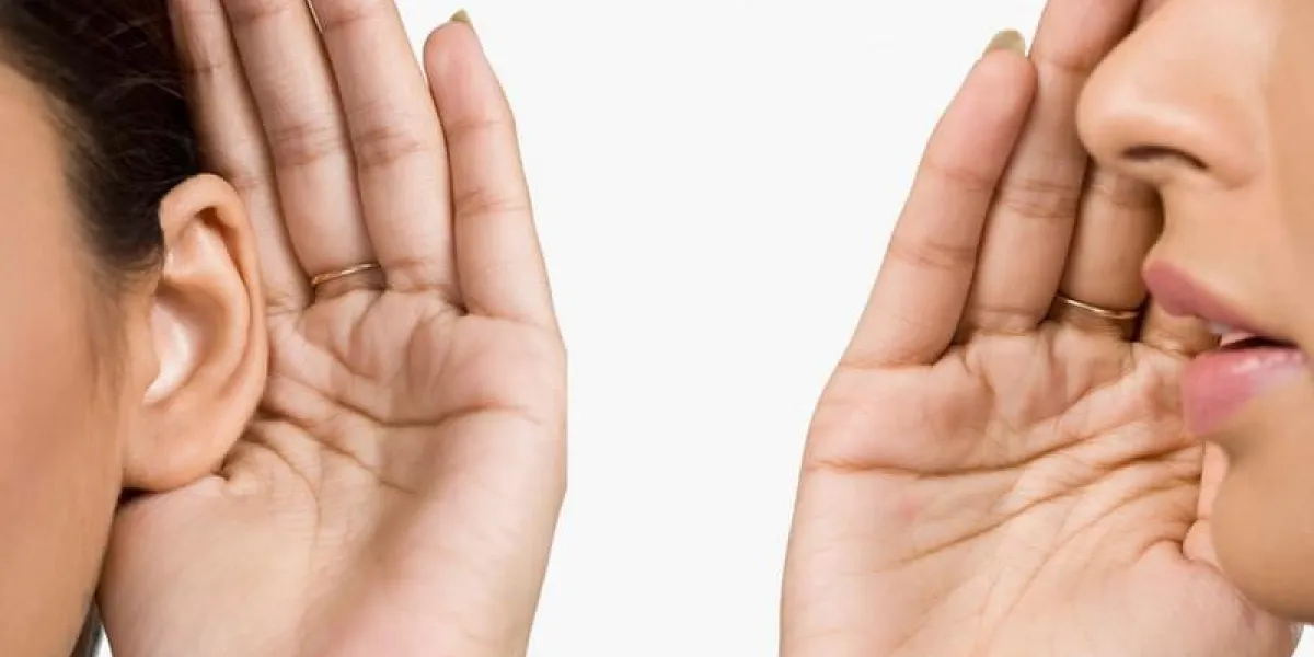 femme chuchotant à son amie